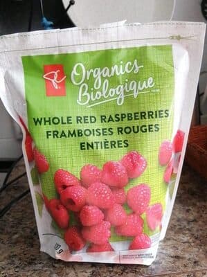 Framboises rouges entires