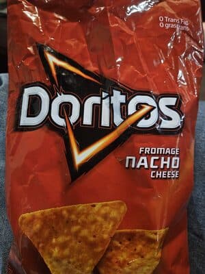 Doritos fromage mordant