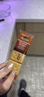 Sandwich Toasty Crackers with Peanut Butter