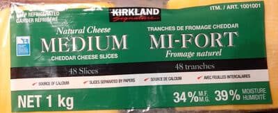 Tranches de fromage cheddar mi-fort