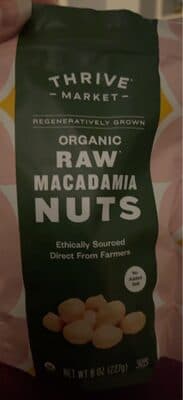 Raw macadamia nutz