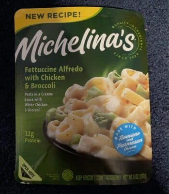 Fettuccine Alfredo Pasta In A Creamy Sauce With White Chicken & Broccoli