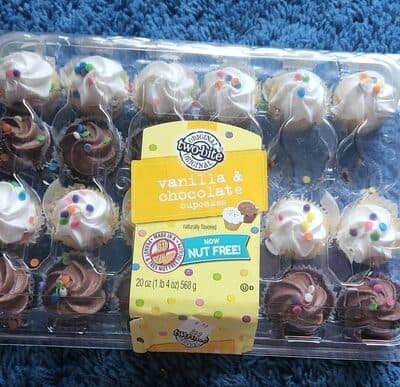 vanilla and chocolate cupcakes