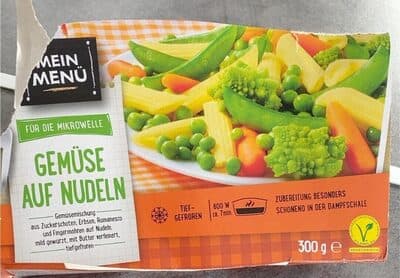 Gemuse auf nudeln