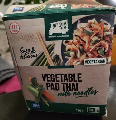 Vegetable pad thai with noodles