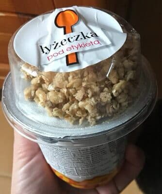 Yogur con melocoton y muesli