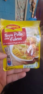Sopa de pollo con fideos