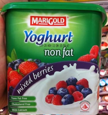 Yoghurt mixed berries