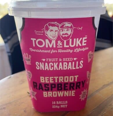 Snacka Balls Beetroot raspberry brownie