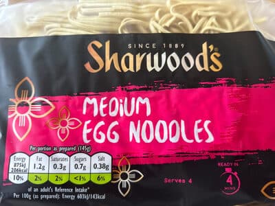 sharwoods medium egg noodles