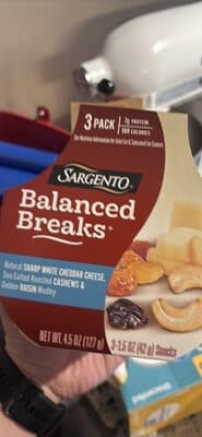 Sharp White Natural Cheddar Cheese, Sea-Salted Cashews & Golden Raisin Medley Snacks