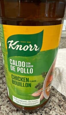 Caldo con sabor de pollo