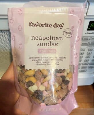 Neapolitan Sundae Vanilla Creme Almonds, Cashews, Chocolate Chips, Dried Sweetened Strawberries, White Chocolate Chips And Strawberry-Flavored Chips Trail Mix