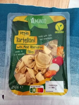 Vegan tortelloni with meat alternative filling