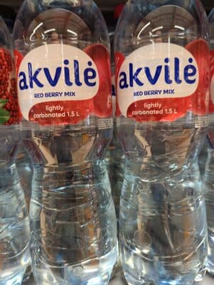 Akvile Gazuotas Vanduo Raudonj Uogu Skonio