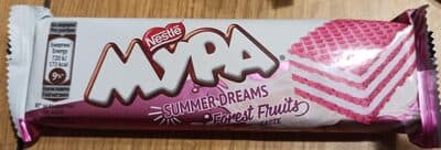 Wafer with forest fruits taste and milk cream
