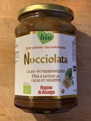 Nocciolata, pâte à tartiner au cacao et noisettes