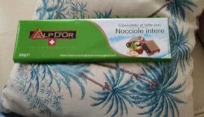 CIOCCOLATO AL LATTE CON NOCCIOLE INTERE