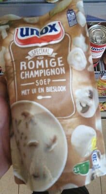 Romige champignonsoep met ui en bieslook
